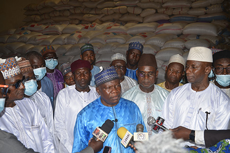 Le ministre du Commerce et de l’Industrie, M. Seydou Asman a effectué hier lundi 21 août 2023, une visite au niveau des structures sous tutelle de son département ministériel. L’objectif de cette visite est de faire d’abord un état des lieux des directions, mais aussi de s’enquérir de leurs besoins. Le ministre s’est ainsi successivement rendu à l’Agence Nationale pour la Propriété Intellectuelle et la Promotion de l’Innovation (AN2PI), à l’Agence Nigérienne de la Normalisation, de la Métrologie et de la Certification (ANMC), au Bureau de Restructuration et de Mise à Niveau de l’Industrie (BRMN).